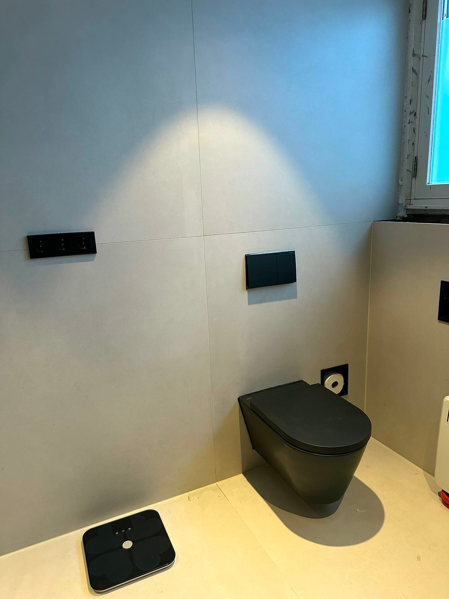 Wandtoilet en bedieningspanelen in de nieuwe badkamer