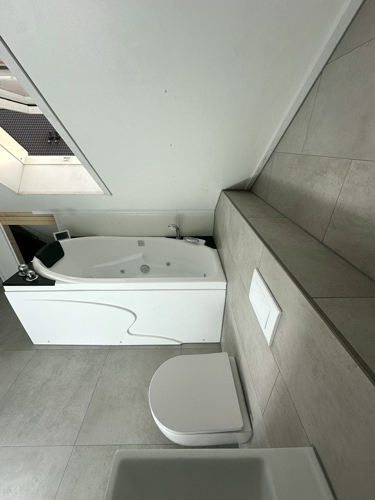 Bad en wandtoilet in de afgewerkte badkamer