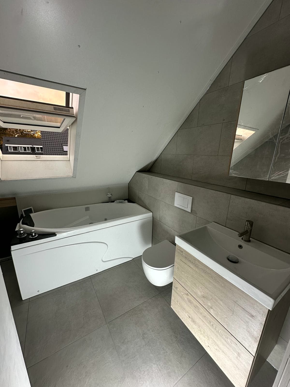 Nieuwe badkamer op de tweede verdieping van een woning in Amsterdam