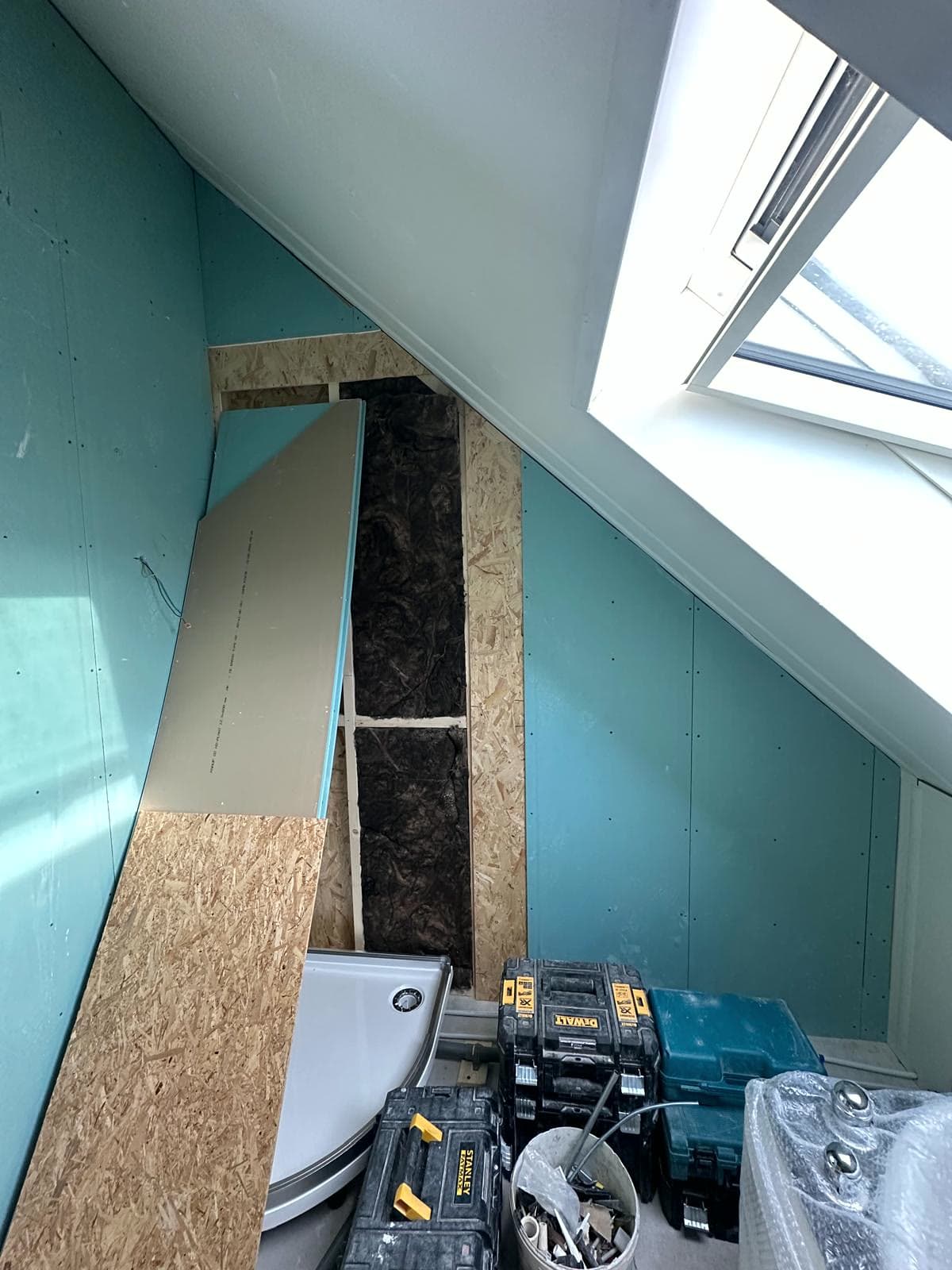 Geïsoleerde badkamerwand tijdens de technische opbouw