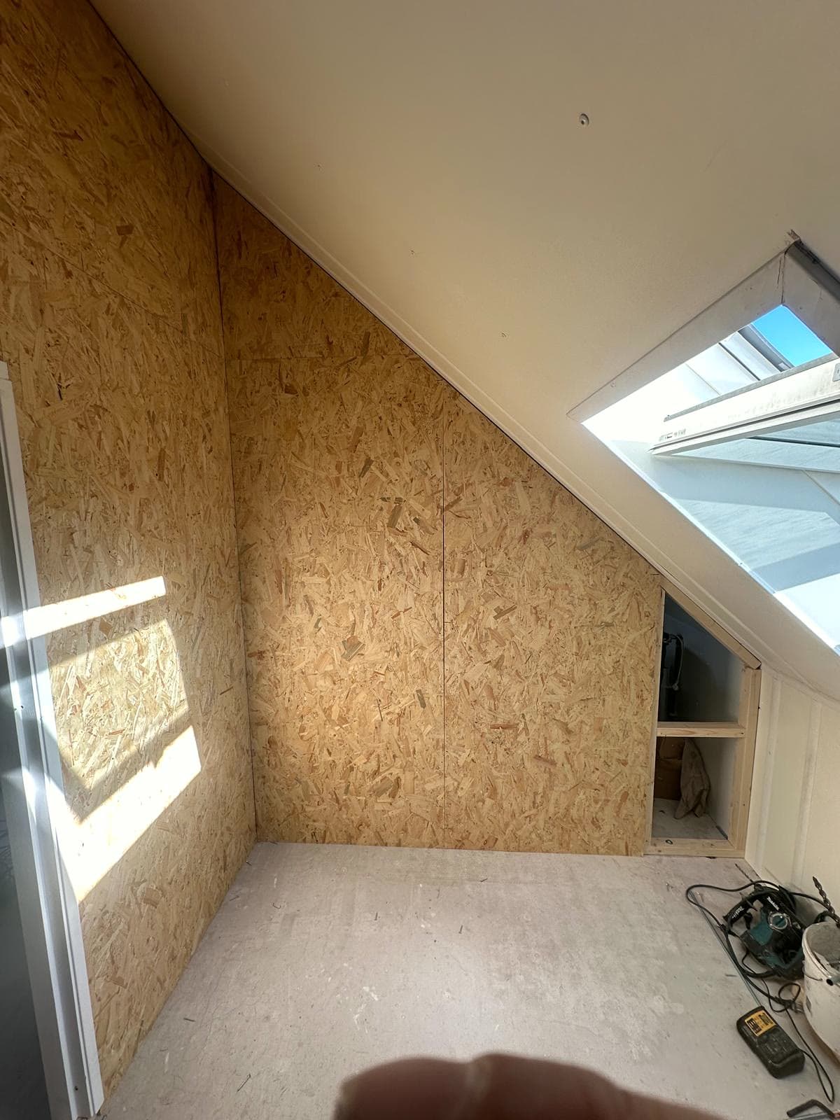 Nieuwe badkamerwanden in opbouw onder het schuine dak