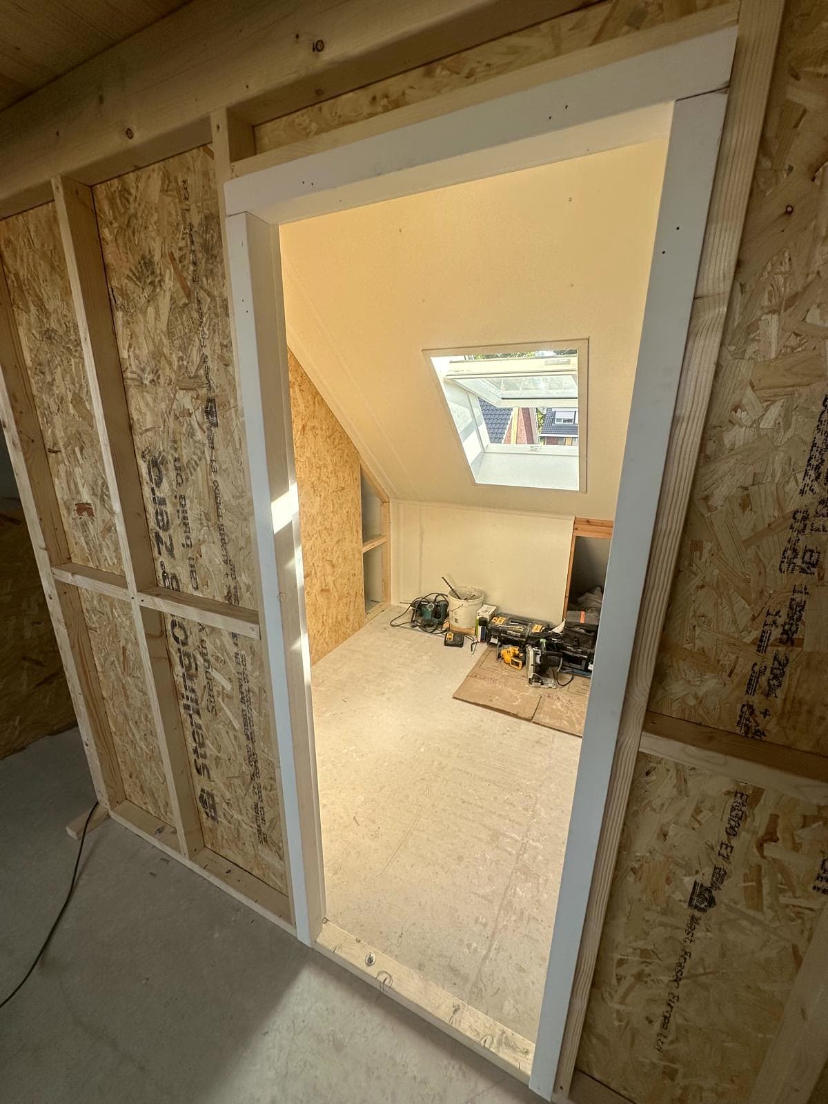Nieuwe deuropening en houten wandconstructie