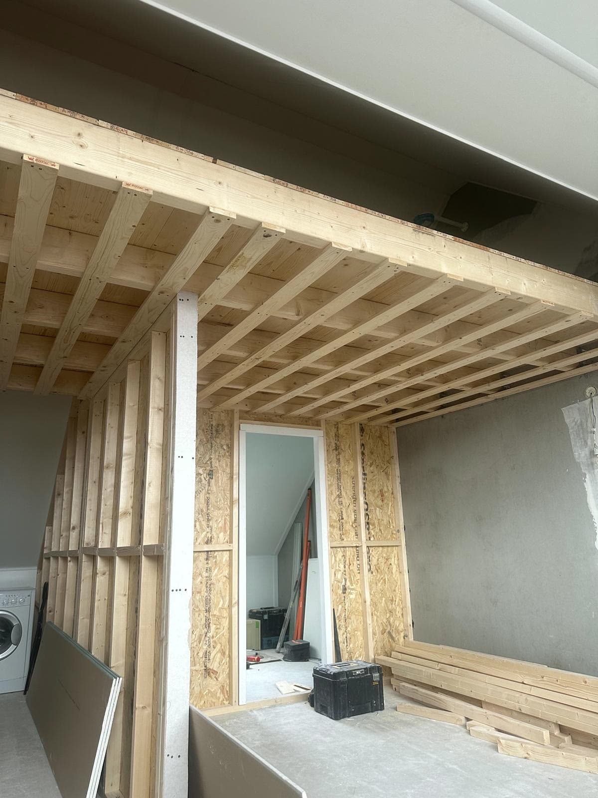 Houten vloer- en wandconstructie tijdens de herindeling