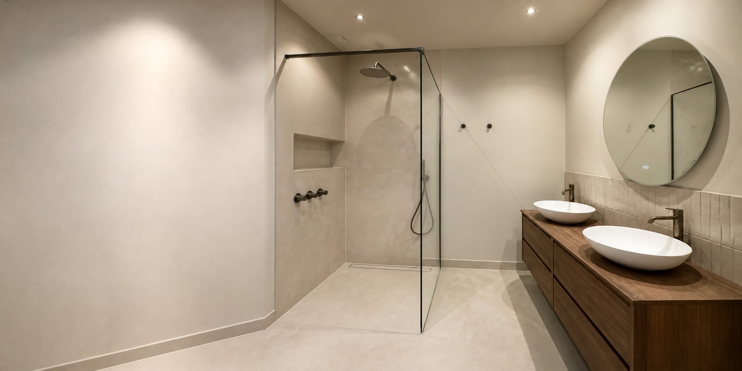 Gerenoveerde badkamer met tegelwerk tot aan het plafond