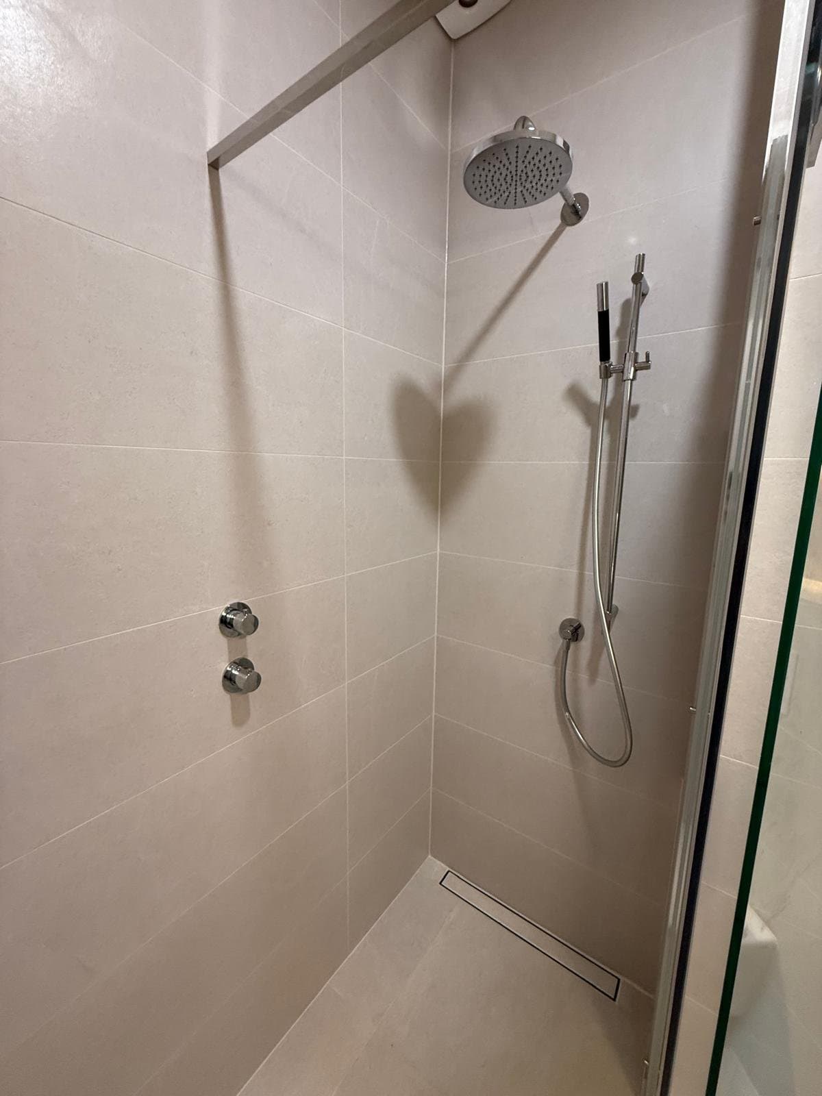 Inloopdouche met regendouche, inbouwkranen en glazen scheidingswand