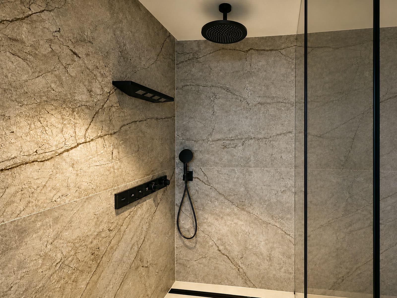 Gerenoveerde badkamer met tegelwerk tot aan het plafond