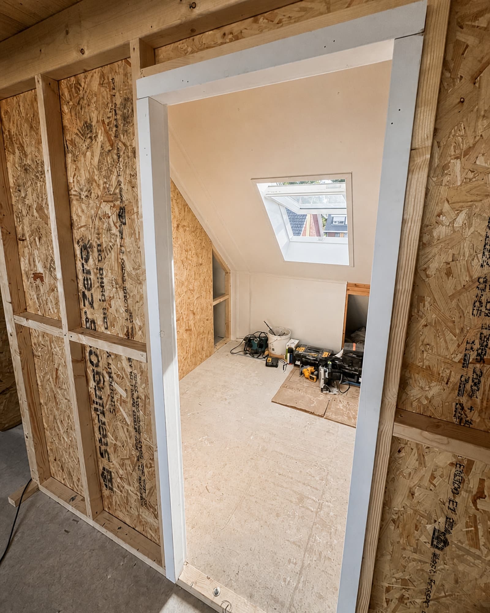 Houten constructie in opbouw voor een nieuwe badkamer onder het schuine dak