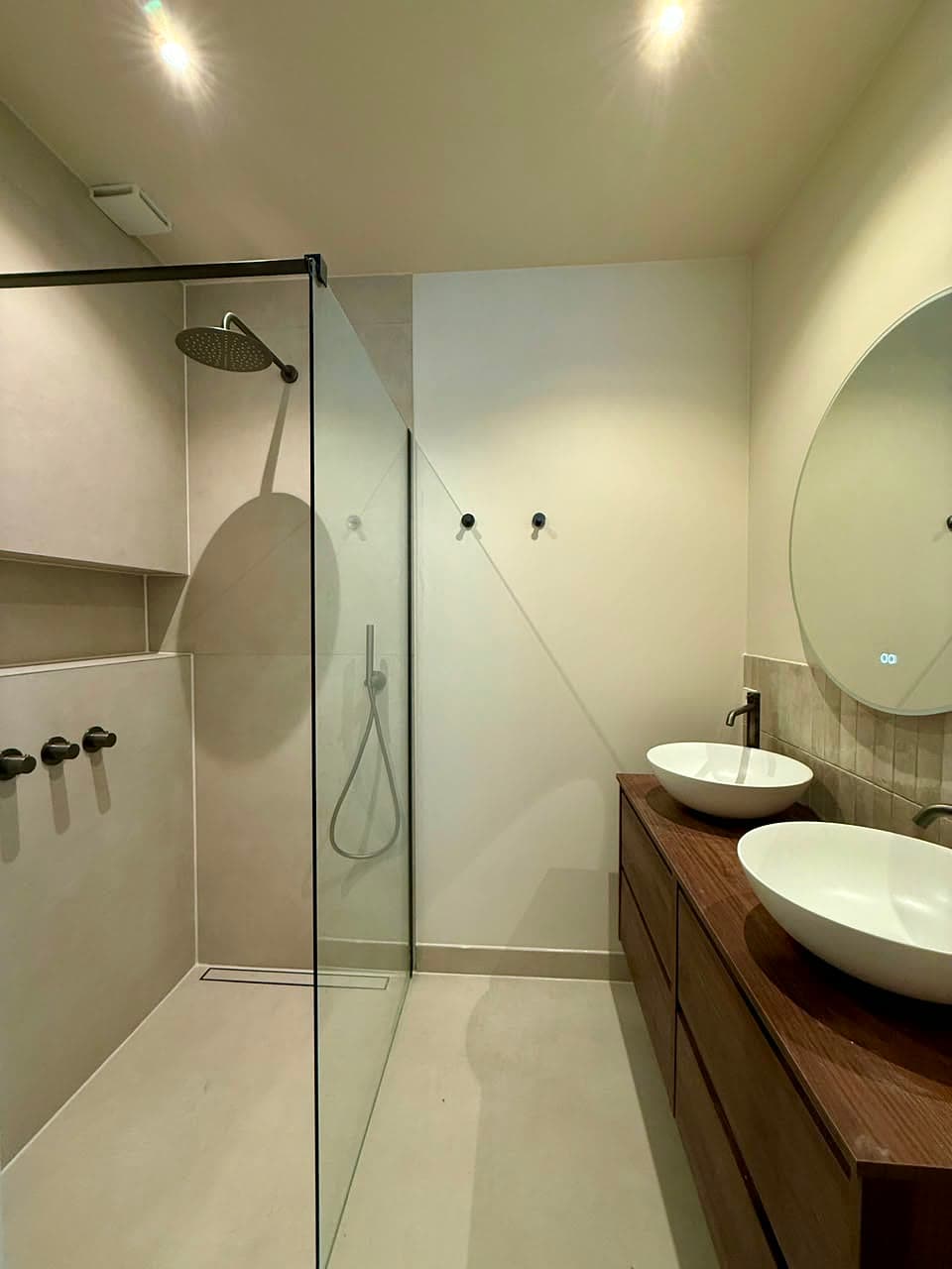 Volledig gerenoveerde badkamer met inloopdouche en wandcloset
