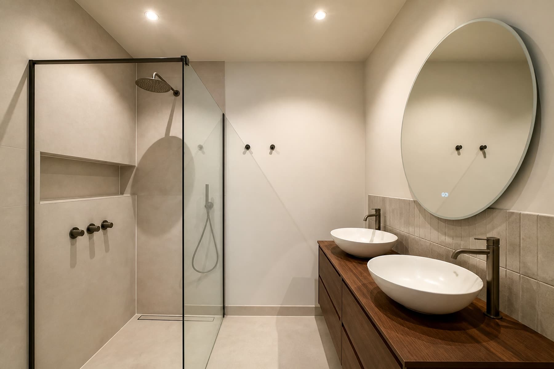 Gerenoveerde badkamer in Amsterdam met dubbele wastafel en inloopdouche