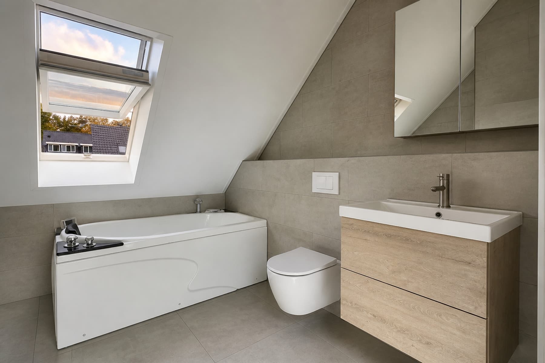 Nieuwe badkamer op de tweede verdieping van een woning in Amsterdam