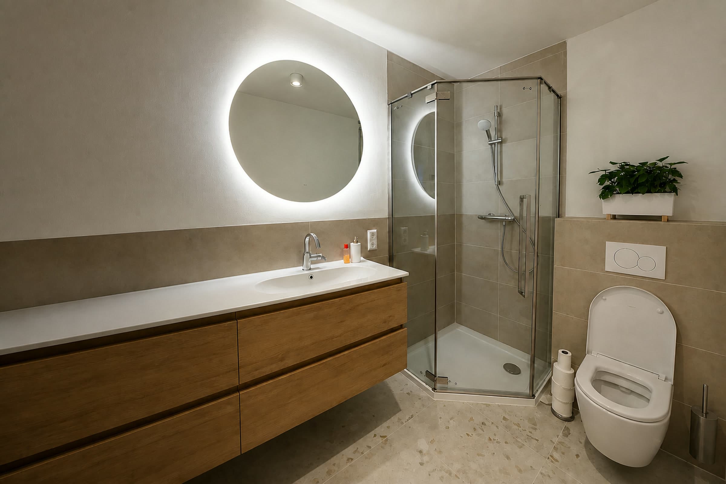 Volledig gerenoveerde badkamer met inloopdouche en wandcloset
